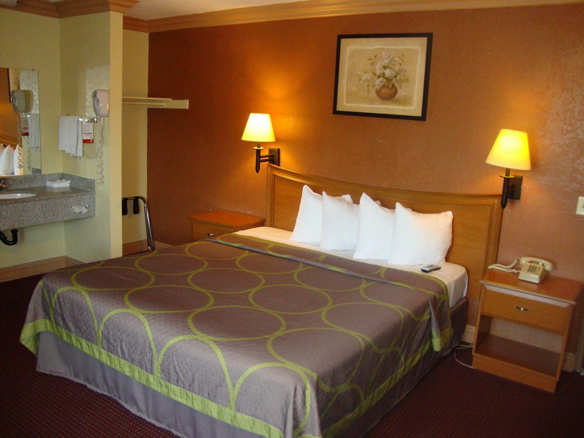 ซูเปอร์ 8 บาย วินด์แฮม อซูซา Motel อาซูซา ภายนอก รูปภาพ