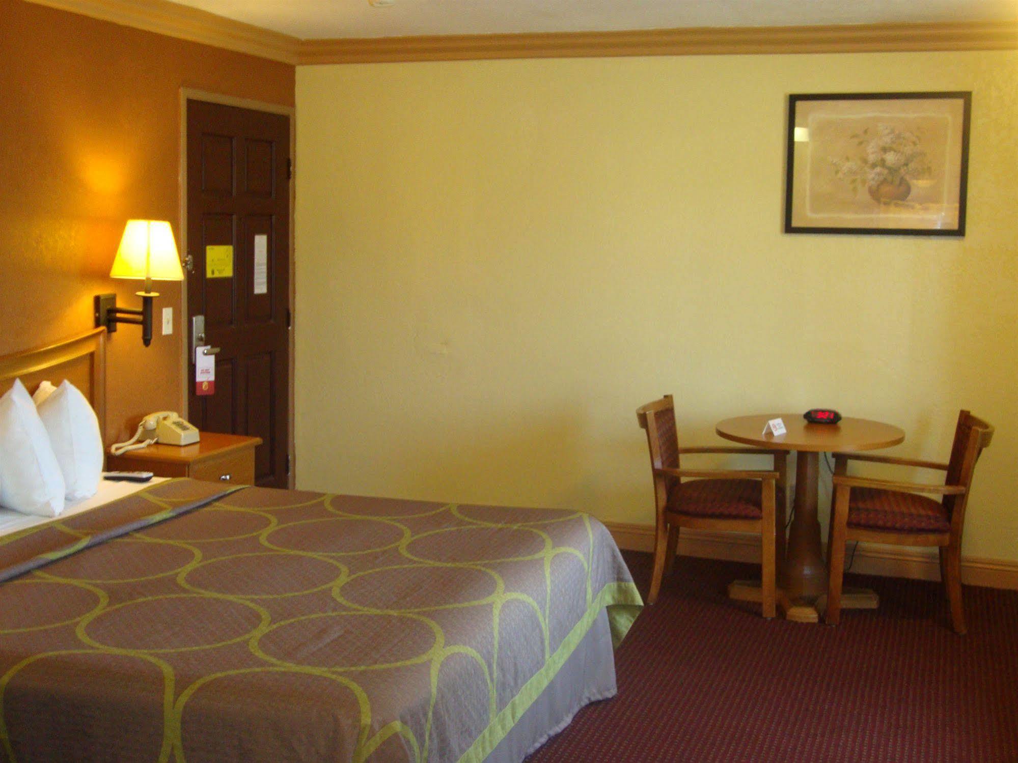 ซูเปอร์ 8 บาย วินด์แฮม อซูซา Motel อาซูซา ภายนอก รูปภาพ